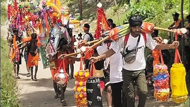 मुख्यमंत्री पुष्कर सिंह धामी गुरुवार को कांवड़ियों पर हेलीकॉप्टर से पुष्प वर्षा करेंगे। इसके साथ ही कांवड़ियों के पैर धोकर पूजा करेंगे। शाम को कांवड़ मेले को लेकर भजन संध्या के कार्यक्रम में स्टार गायक हेमंत बृजवासी हेमू और संकल्प खेतवाल अपनी प्रस्तुति देंगे।